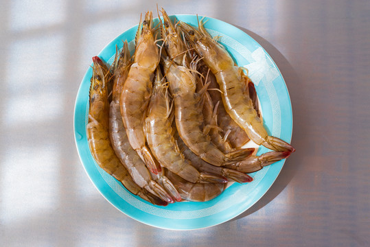 白色背景盘子里的新鲜对虾