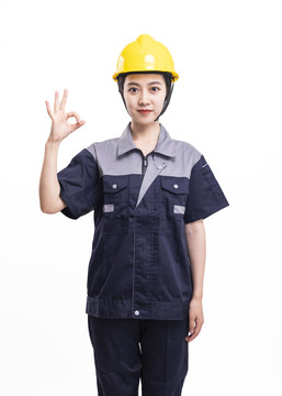 穿着工服戴着安全帽的女性工人