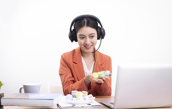 戴着耳机正在教网课的女老师