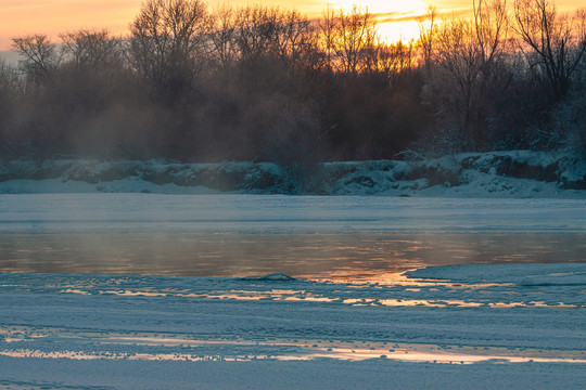冬季河流清晨日出