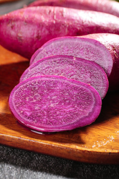 木底上切片的新鲜紫薯