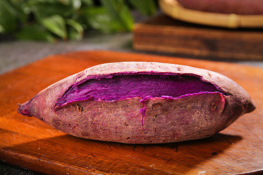 木板上放着板栗紫薯