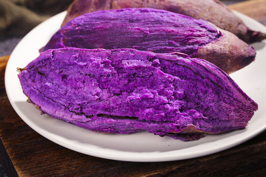 盘子里的沙地紫薯