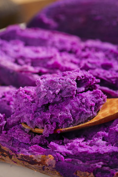 勺子里的紫薯泥