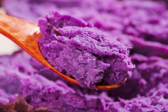 勺子里的紫薯泥