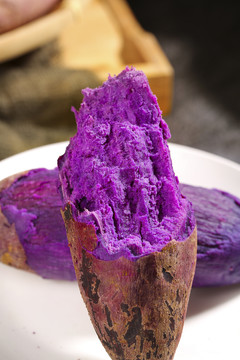 剥皮的板栗紫薯