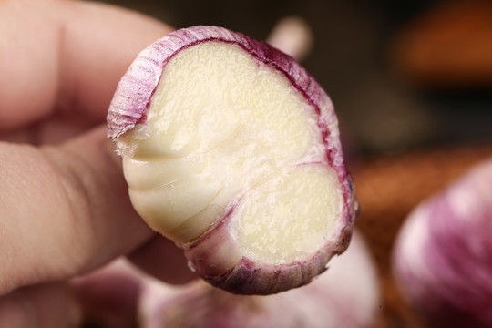 藤垫上的紫皮蒜