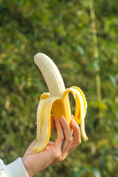 手里拿着香蕉