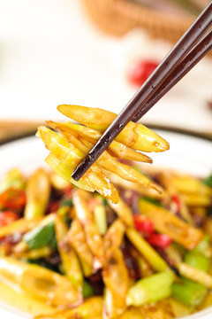 筷子上夹着小竹笋