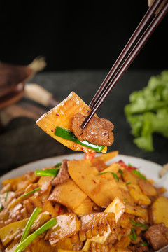 筷子上夹着春笋炒肉