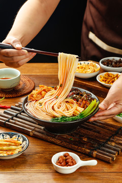 筷子上夹着碗里的螺蛳粉