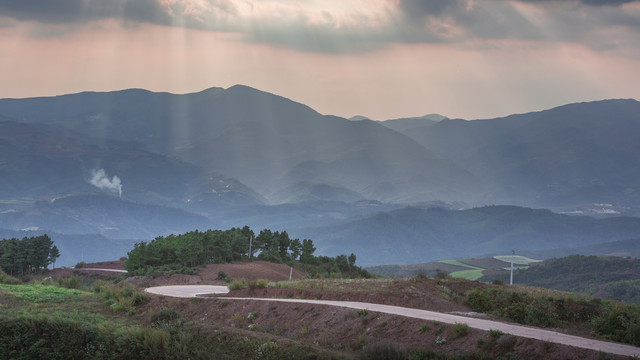 云南东川红土地耶稣光高山沟壑