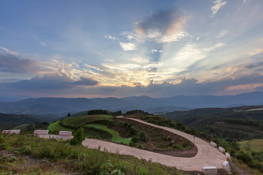 东川红土地蜿蜒道路汽车背景