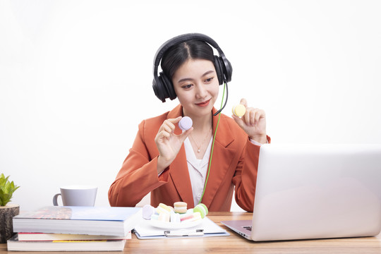 戴着耳机正在教网课的女老师