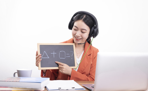 戴着耳机正在教网课的女老师