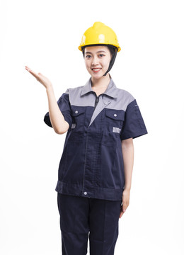 穿着工服戴着安全帽的女性工人