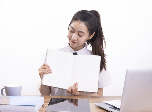 正在上网课的女学生