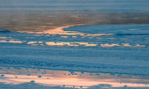 冰雪河流日出清晨