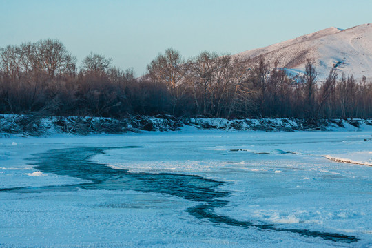 清晨河流冰雪冰封根河