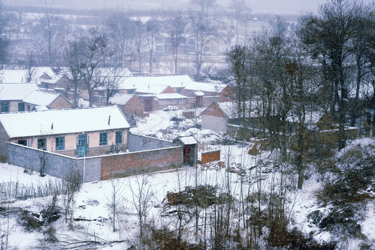 下雪后的老村子