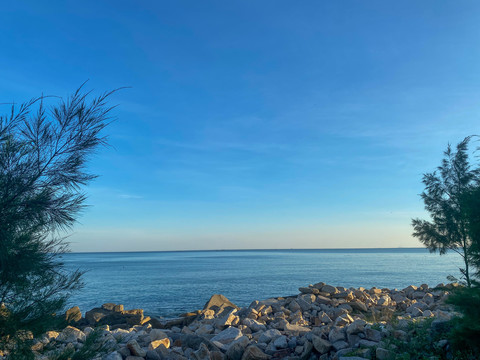 礁石海滩