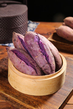 蒸笼里的紫罗兰紫薯