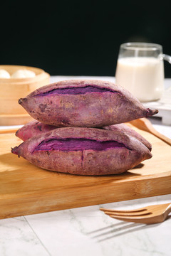 木盘上放着紫罗兰紫薯