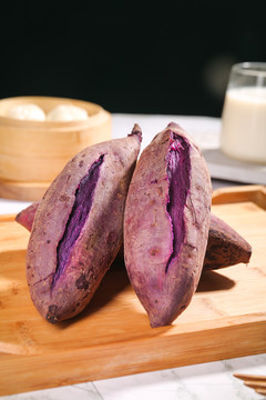 木盘上放着紫罗兰紫薯