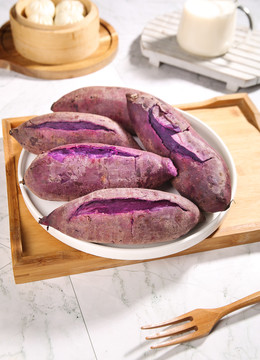 盘子里的大紫薯