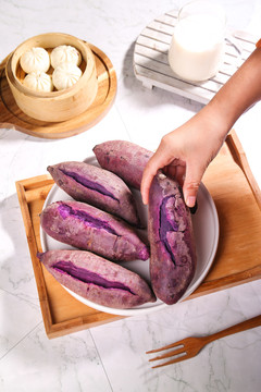 手拿着紫罗兰紫薯