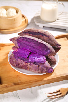 盘子里的紫罗兰紫薯