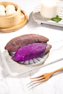 盘子里的紫罗兰紫薯