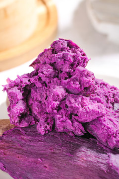 盘子里的紫薯泥