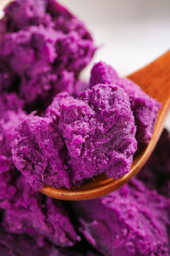 勺子里的紫罗兰紫薯泥