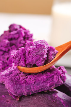 勺子里的紫罗兰紫薯泥