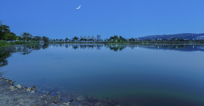 云南弥勒景观弥勒湖蓝天月亮