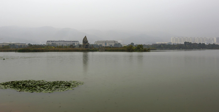 云南弥勒弥勒湖畔城市景观