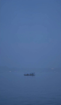 湖面晨雾孤舟