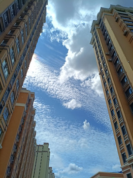 建筑物与云朵