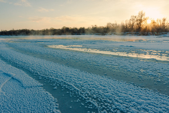 冰雪根河河流清晨日出