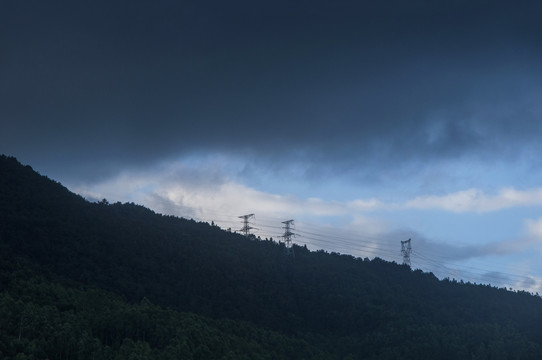 暴风雨前的黑云