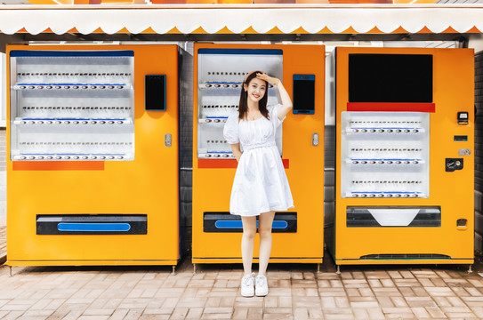 自动售货机旁的美丽东方女性