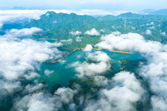 蒙山县茶山湖云雾缭绕景美如画