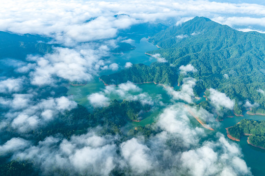 蒙山县茶山湖云雾缭绕景美如画