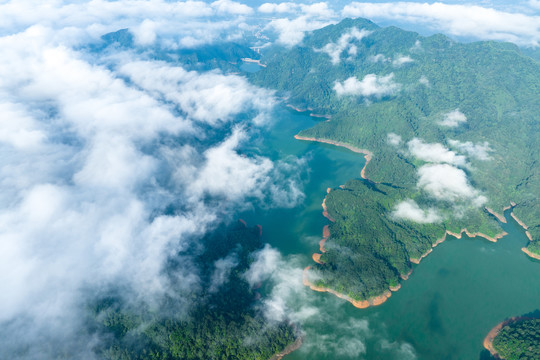 蒙山县茶山湖云雾缭绕景美如画