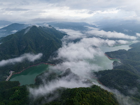 蒙山茶山湖云雾缭绕景美如画