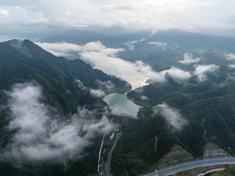 蒙山茶山湖云雾缭绕景美如画