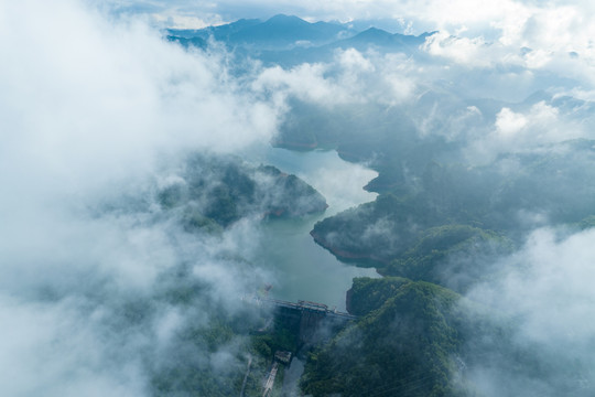 蒙山茶山湖云雾缭绕景美如画