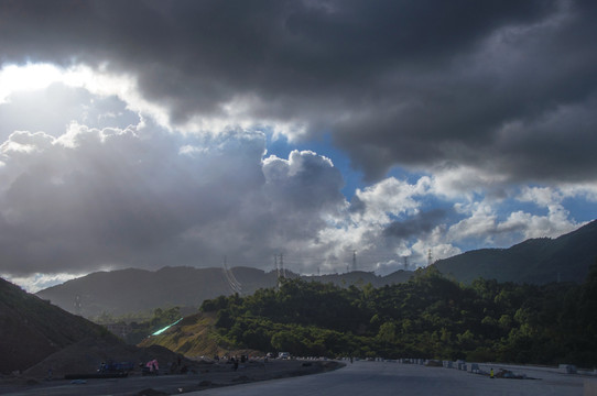 山村道路和天空