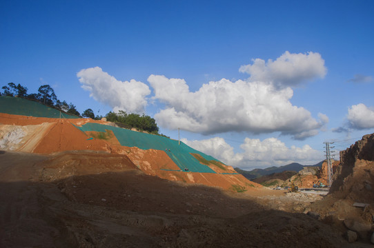 挖开的山头山岗